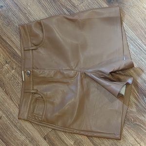 Aritzia Wilfred faux leather shorts sz 6